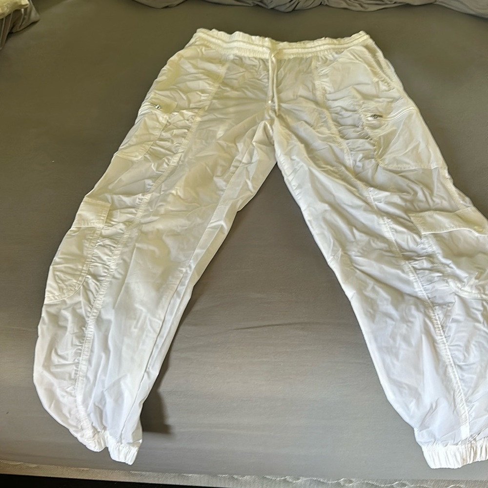 Women’s Athleta size 8 white thin cargo pants